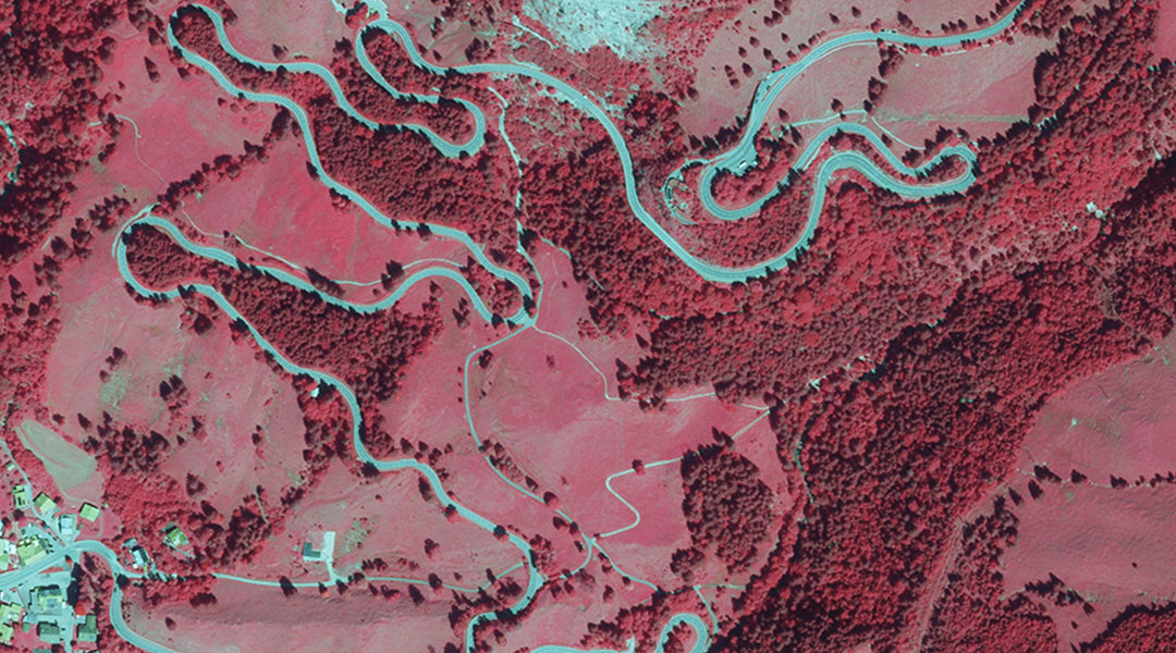 Oberjochpass zwischen Bad Hindelang und Oberjoch, Color-Infrarotluftbild, 2024 Color-Infrarotluftbild des Oberjochpasses zwischen Bad Hindelang und Oberjoch aus dem Jahr 2024