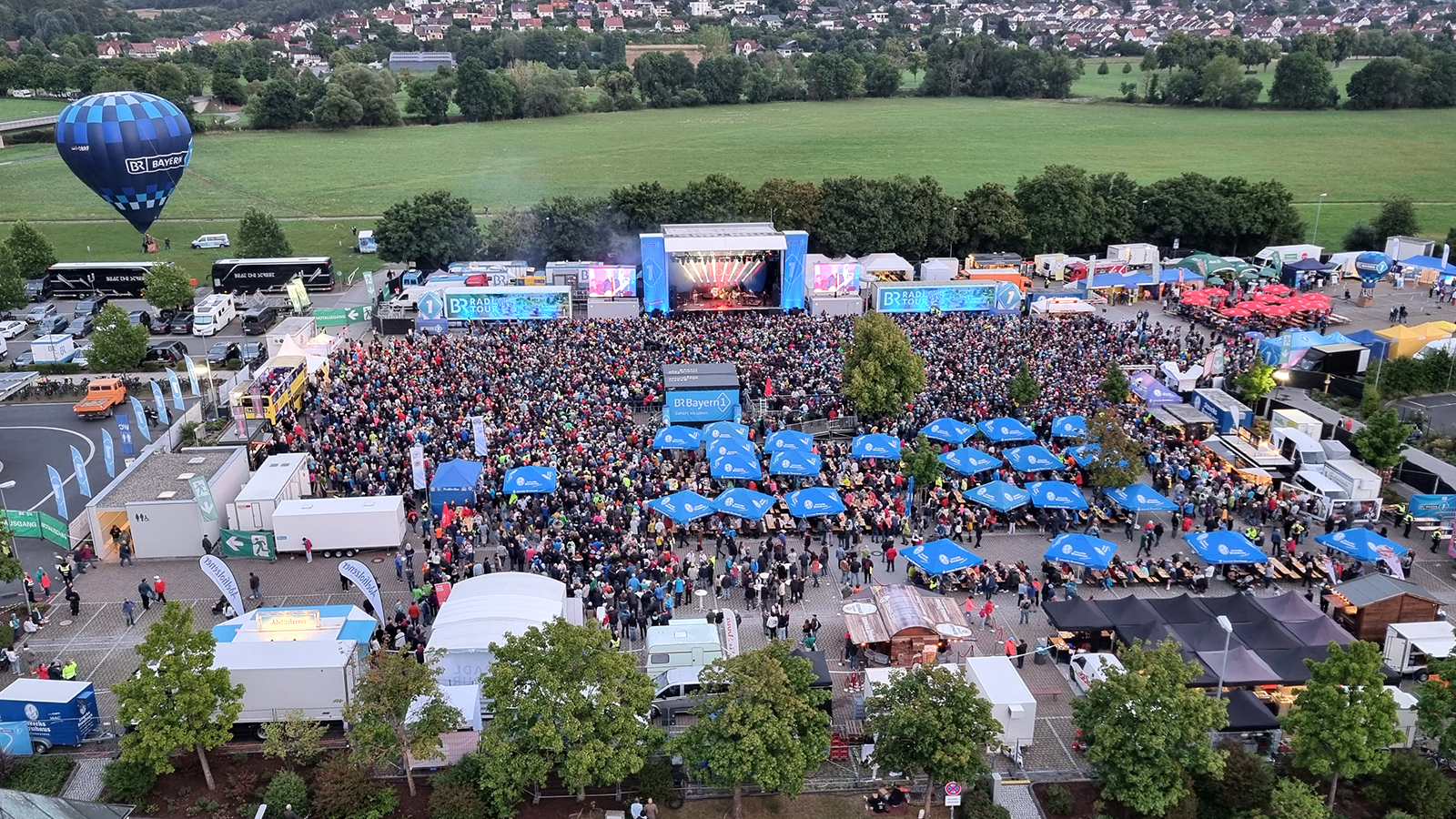 Veranstaltungsort aus der Vogelperspektive Bühne und gut gefüllter Veranstaltungsbereich von oben fotografiert